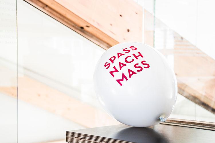 Strategie und Beratung, Corporate Design - Luftballon "Spass nach Mass" von Weiler Möbel
