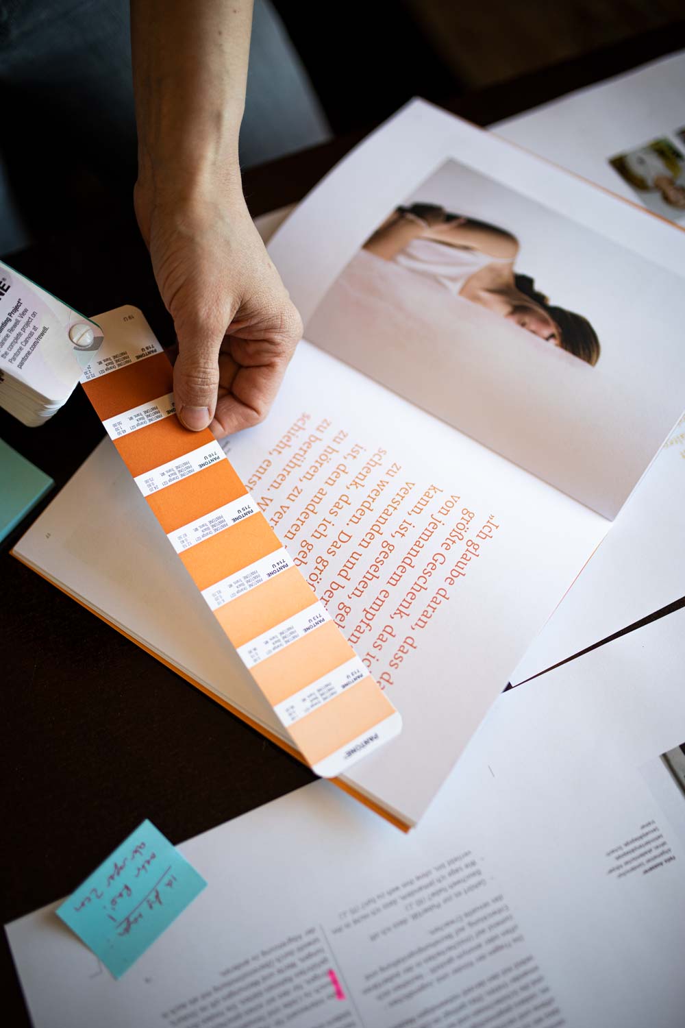 Weber, Mathis + Freunde – PANTONE Farbabgleich