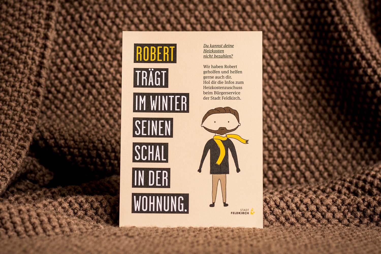 Werbekampagne der Stadt Feldkirich zum Thema "Armut" - Robert trägt im Winter seinen Schal in der Wohnung