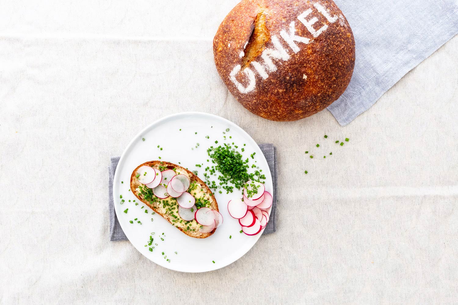 Bäckerei Mangold – Produktfotografie – Dinkelbrot mit Butter, Schnittlauch und Radieschen