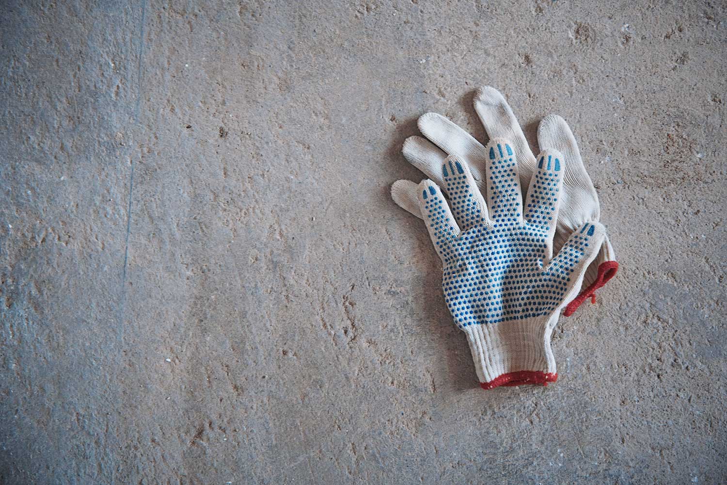 Handschuhe auf Betonboden