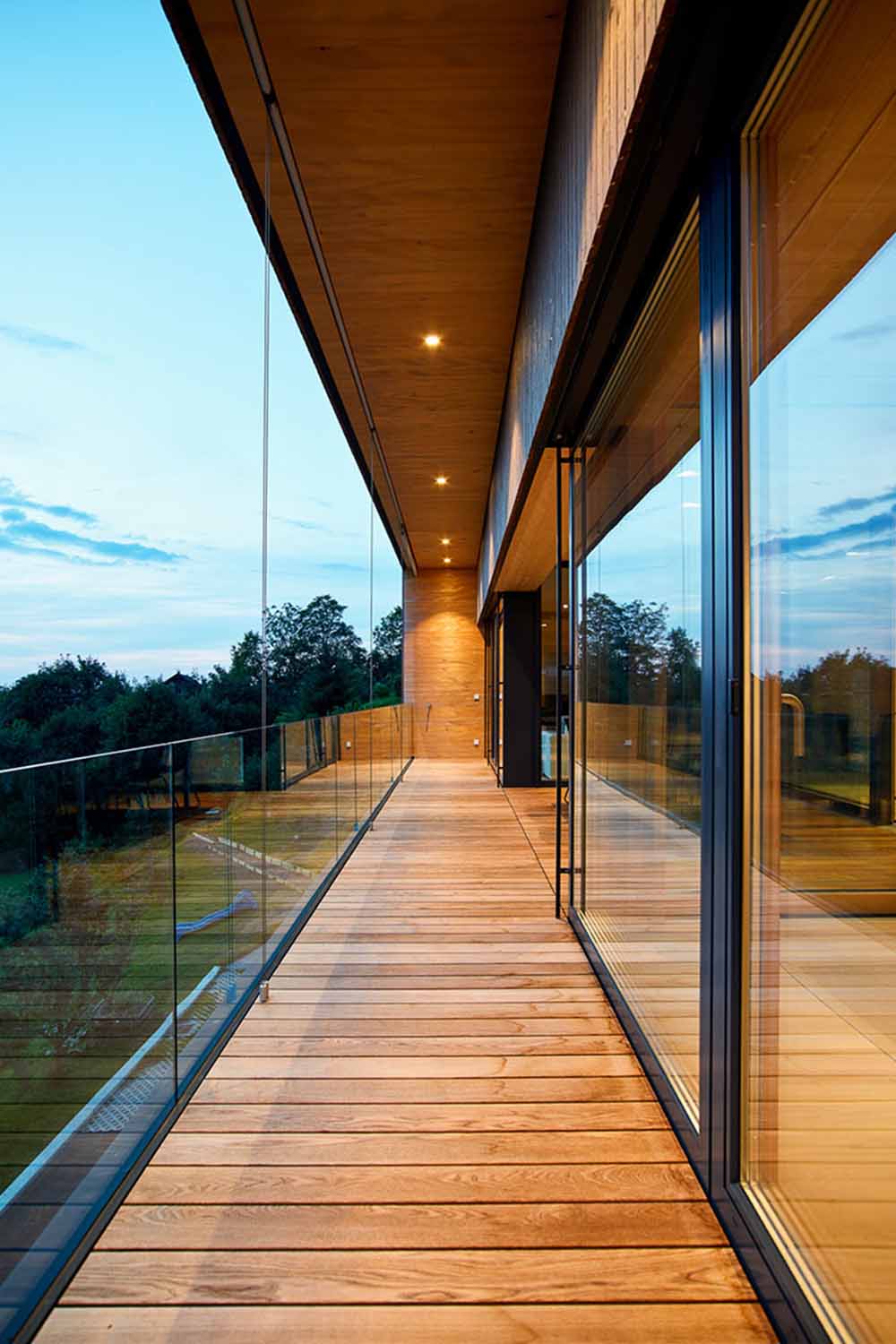 Webdesign und Programmierung – Berchtold Holzbau – Website – Balkon eines modernen Holzhauses