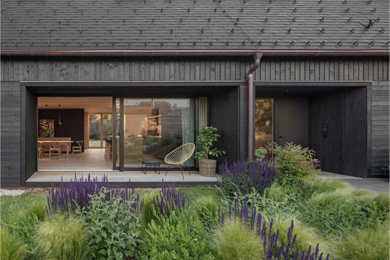 Webdesign und Programmierung – Berchtold Holzbau – Website – Eingangsbereich eines Holzhauses