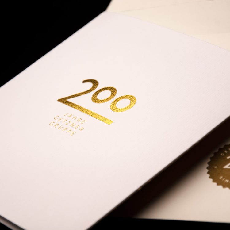 200 Jahre Getzner, Mutter & Cie – Folienprägung der Einladung zum Jubiläum